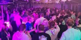 Malle Party mit DJ – volle Tanzfläche und ausgelassene Stimmung