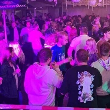 Malle Party mit DJ – volle Tanzfläche und ausgelassene Stimmung