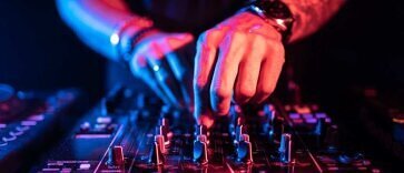 Flexible DJ-Event-Pakete – maßgeschneiderte Musik-, Licht- und Techniklösungen für Hochzeiten, Firmenfeiern