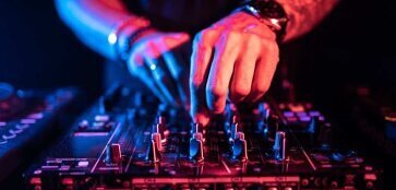 Hochzeits & Firmenfeier-DJ Setup mit professioneller Ton- und Lichttechnik in OWL
