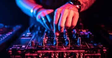 Flexible DJ-Event-Pakete – maßgeschneiderte Musik-, Licht- und Techniklösungen für Hochzeiten, Firmenfeiern