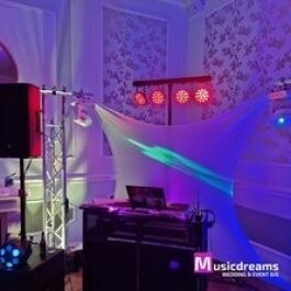 DJ sorgt für Stimmung auf einer Silberhochzeitsfeier auf Schloss Ovelgönne in Bad Oeynhausen – perfekte musikalische Begleitung für die Silberhochzeit
