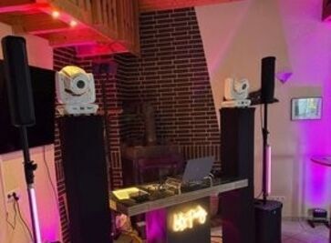Kompakter DJ-Aufbau mit Lichttechnik in Bad Oeynhausen