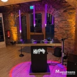 Elegante Sounds für Galas, lässige Lounge-Musik oder mitreißende Party-Beats – für deine Business-Events gibt’s die perfekte musikalische Begleitung.