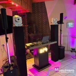 Elegantes DJ-Setup mit Moving Heads und LED-Beleuchtung für eindrucksvolle Lichtshows in Enger.