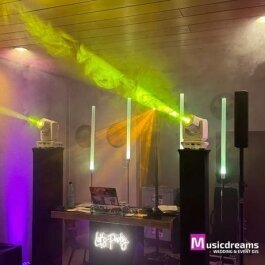DJ-Setup mit beeindruckenden Nebeleffekten und einer faszinierenden Lichtshow für besondere Atmosphäre in Enger.