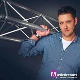 DJ Stefan Masur beim Aufbau der DJ Technik