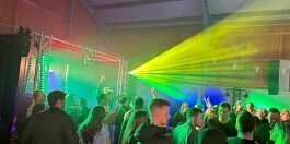 Professioneller DJ für eine Firmenfeier – mitreißende Musik, stimmungsvolle Beleuchtung und beste Atmosphäre für ein unvergessliches Event.