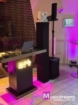DJ Rödinghausen legt auf einem Geburtstag in Rödinghausen auf und sorgt für beste Stimmung bei der Feier.
