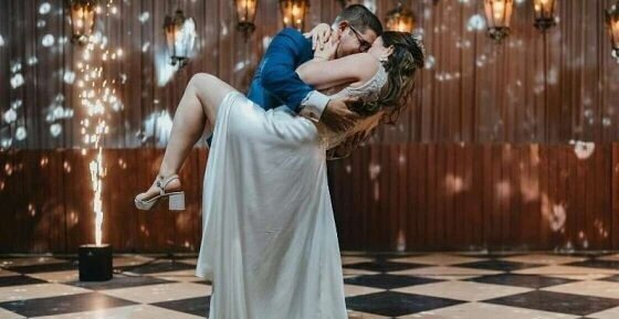 Brautpaar beim Eröffnungstanz auf einer Hochzeit mit DJ Herford im Hintergrund