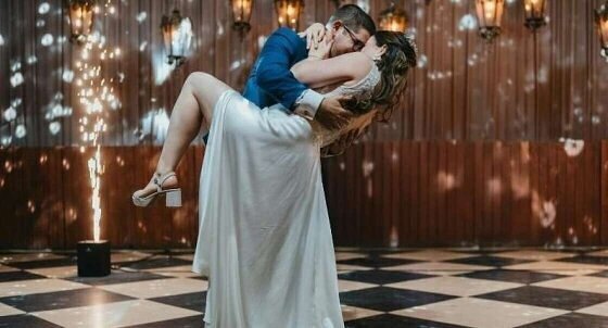 Brautpaar beim Eröffnungstanz auf einer Hochzeit mit DJ Herford im Hintergrund