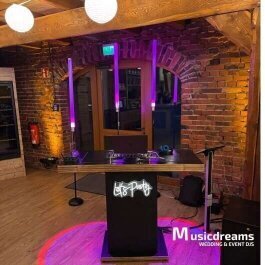 DJ Bielefeld legt an einem modernen DJ-Pult mit LED-Design auf – perfekte musikalische Begleitung für Veranstaltungen in Bielefeld