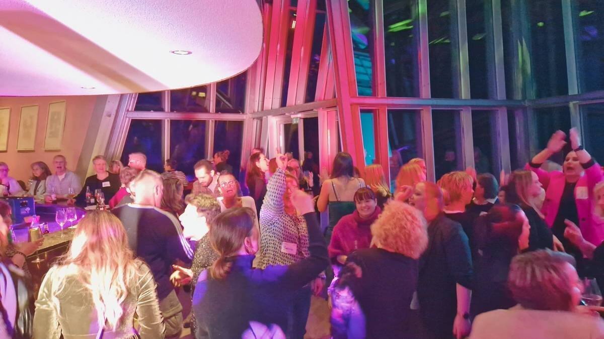 Gäste feiern und tanzen bei einer Veranstaltung mit Musicdreams