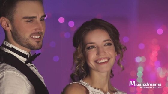 Der Eröffnungstanz mit dem DJ auf einer hochzeit ist der wichtigste Moment für jedes Brautpaar