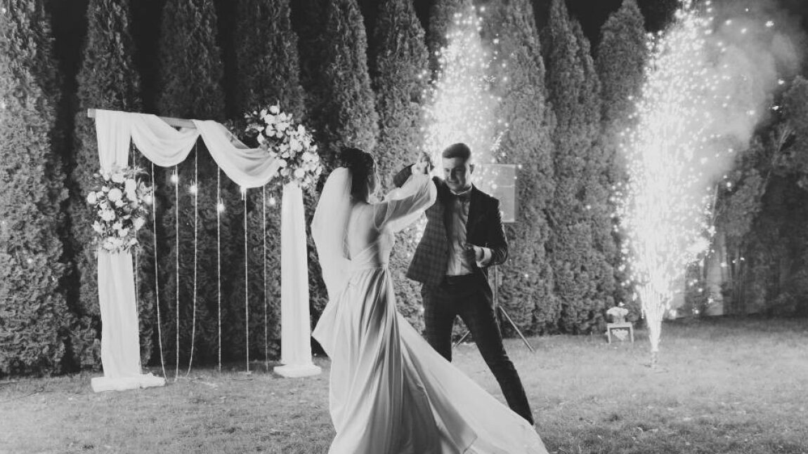 DJ spielt die schönsten Lieder für die Hochzeitstorte auf einer Hochzeitsfeier