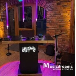 DJ in Gütersloh – Modernes DJ-Pult mit LED-Design