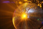 Diskokugel auf einer Hochzeitsparty – Tipps und Ideen im Hochzeit Blog für eine unvergessliche Tanznacht mit Glitzer und Lichteffekten