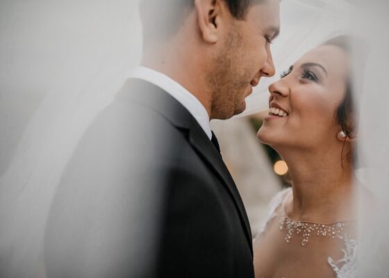 Brautpaar beim Hochzeit planen und Organisieren der eigenen Hochzeit