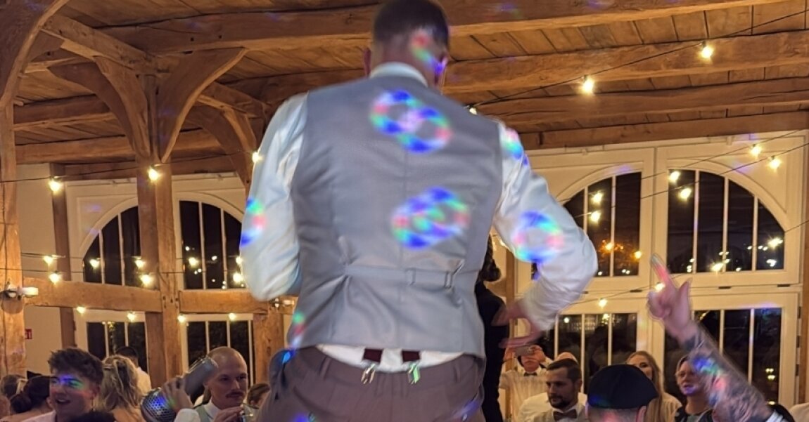 „Genau so sieht es aus, wenn die richtige Musik, Licht und Stimmung zusammenkommen. Damit auch eure Hochzeit so unvergesslich wird, haben wir drei DJ-Pakete entwickelt – abgestimmt auf jede Feiergröße und jedes Budget.“