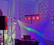 DJ Minden bei einer Outdoor-Veranstaltung (beschnitten) DJ aus Minden mit mobiler Ausrüstung, ideal für Outdoor-Partys und Sommerfeste.