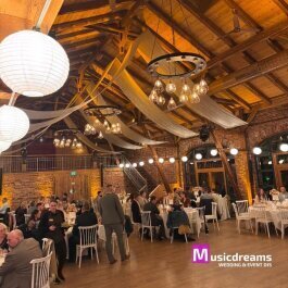Hochzeitsfeier mit DJ in Herford – Musicdreams Partybeleuchtung in rustikaler Location