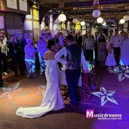 DJ_herford-Brautpaar mit DJ