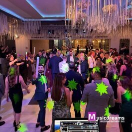 „Musicdreams DJ-Anlage mit LED-Sticks und Ambient-Licht – Hochzeitslocation in Herford“