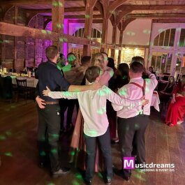 „Hochzeitstanz und Party in Herford – Musicdreams DJ-Setup mit warmem Lichtdesign