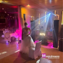 Brautpaar und Gäste auf der Tanzfläche – Musicdreams Hochzeits-DJ Herford mit moderner Lichtshow