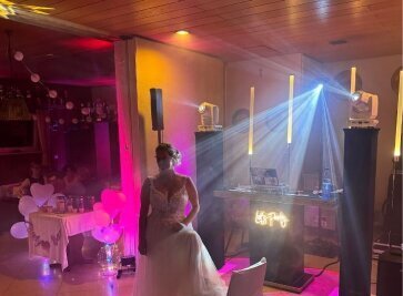 Brautpaar und Gäste auf der Tanzfläche – Musicdreams Hochzeits-DJ Herford mit moderner Lichtshow