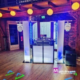 Modernes weißes DJ-Setup von Musicdreams für Events und Hochzeiten in Herford