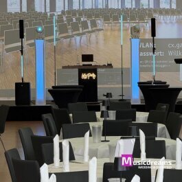 „Musicdreams Event-DJ für Firmenfeier in Herford – professionelle Lichtshow und modernes DJ-Setup für Mitarbeiter-Events