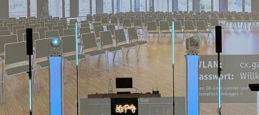 DJ für Firmenfeiern: Moderner DJ Aufbau auf einer großen Betriebsfeier mit 400 Mitarbeitern
