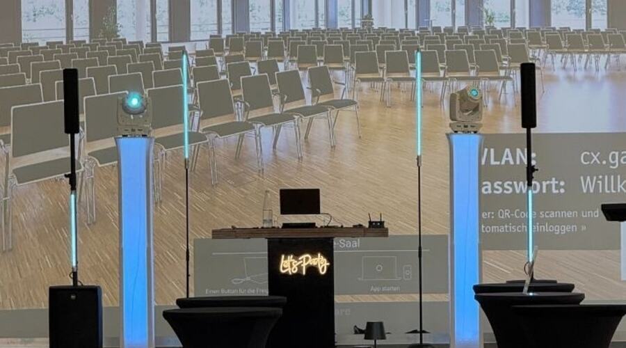 Professioneller Musicdreams DJ-Aufbau auf einer großen Betriebsfeier