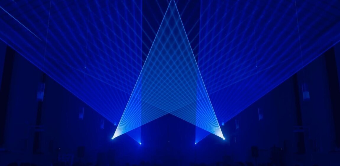 Beispiel für ein beeindruckendes Lasershow Opening auf einer Firmenfeier, ideal als Inspiration für eine Lasershow zur Hochzeit