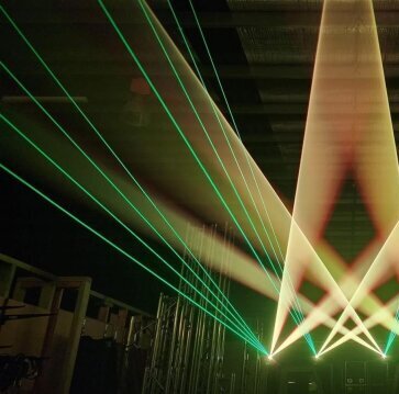 Farbenprächtige Lasershow in Bielefeld, ideal als Highlight für eine Hochzeit oder ein Firmenjubiläum