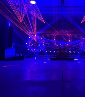 Lasershow auf einer Messe als Inspiration für eine unvergessliche Lasershow Hochzeit