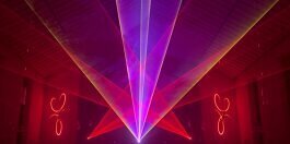 DJ Herford begeistert Hochzeitsgäste mit einer beeindruckenden Lasershow auf einer festlichen Hochzeitsfeier