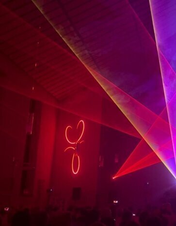 DJ Herford begeistert Hochzeitsgäste mit einer beeindruckenden Lasershow auf einer festlichen Hochzeitsfeier