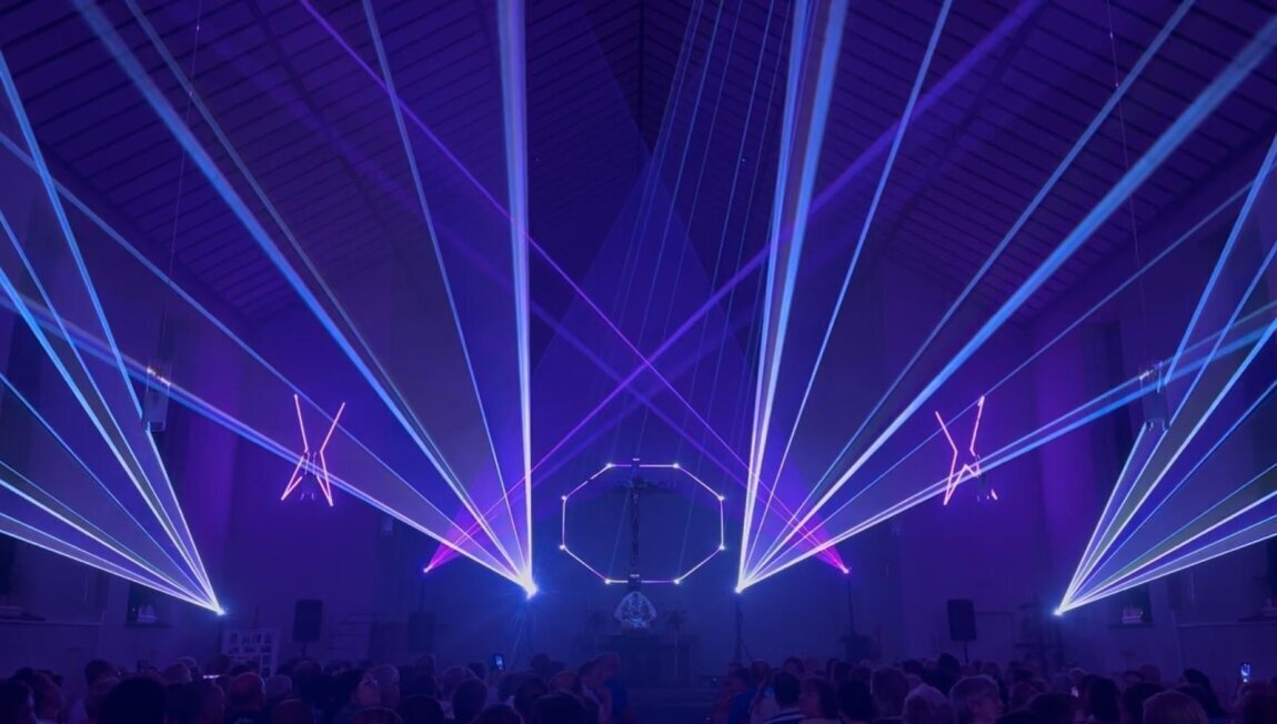Professioneller Eventservice OWL präsentiert eine spektakuläre Lasershow für Hochzeiten und Firmenfeiern