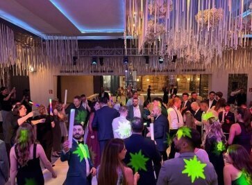 „Musicdreams DJ-Anlage mit LED-Sticks und Ambient-Licht – Hochzeitslocation in Herford“