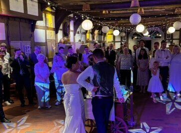 Hochzeits-DJ in Herford mit Brautpaar auf der Tanzfläche