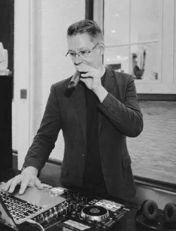 DJ Stefan Masur bei der Arbeit als DJ und Moderator