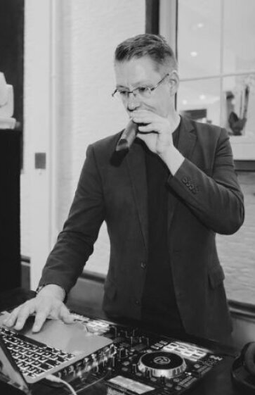 DJ Stefan Masur bei der Arbeit als DJ und Moderator