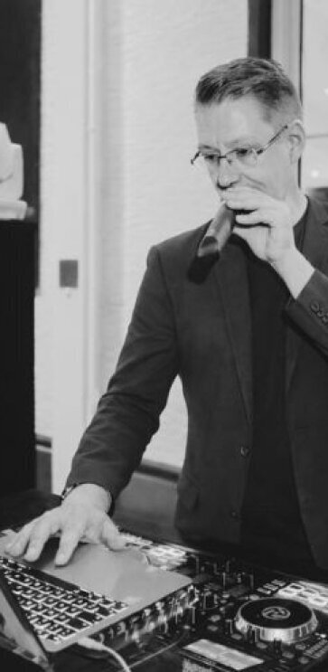 DJ Stefan Masur bei der Arbeit als DJ und Moderator