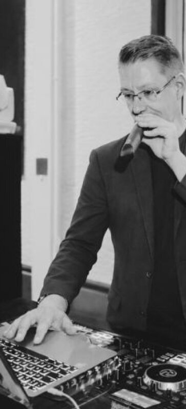 DJ Stefan Masur bei der Arbeit als DJ und Moderator