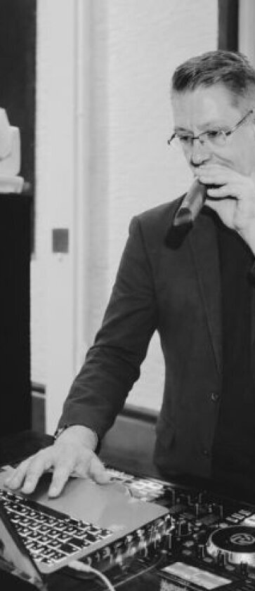 DJ Stefan Masur bei der Arbeit als DJ und Moderator