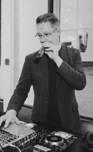 DJ Stefan Masur bei der Arbeit als DJ und Moderator