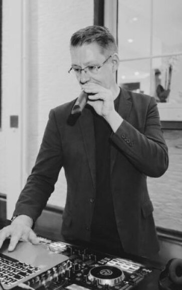 DJ Stefan Masur bei der Arbeit als DJ und Moderator