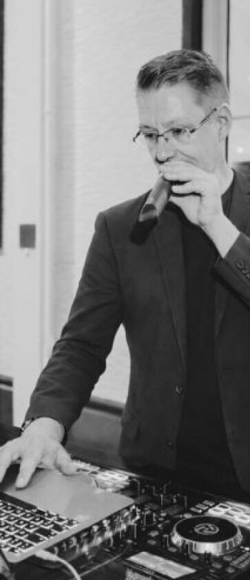 DJ Stefan Masur bei der Arbeit als DJ und Moderator